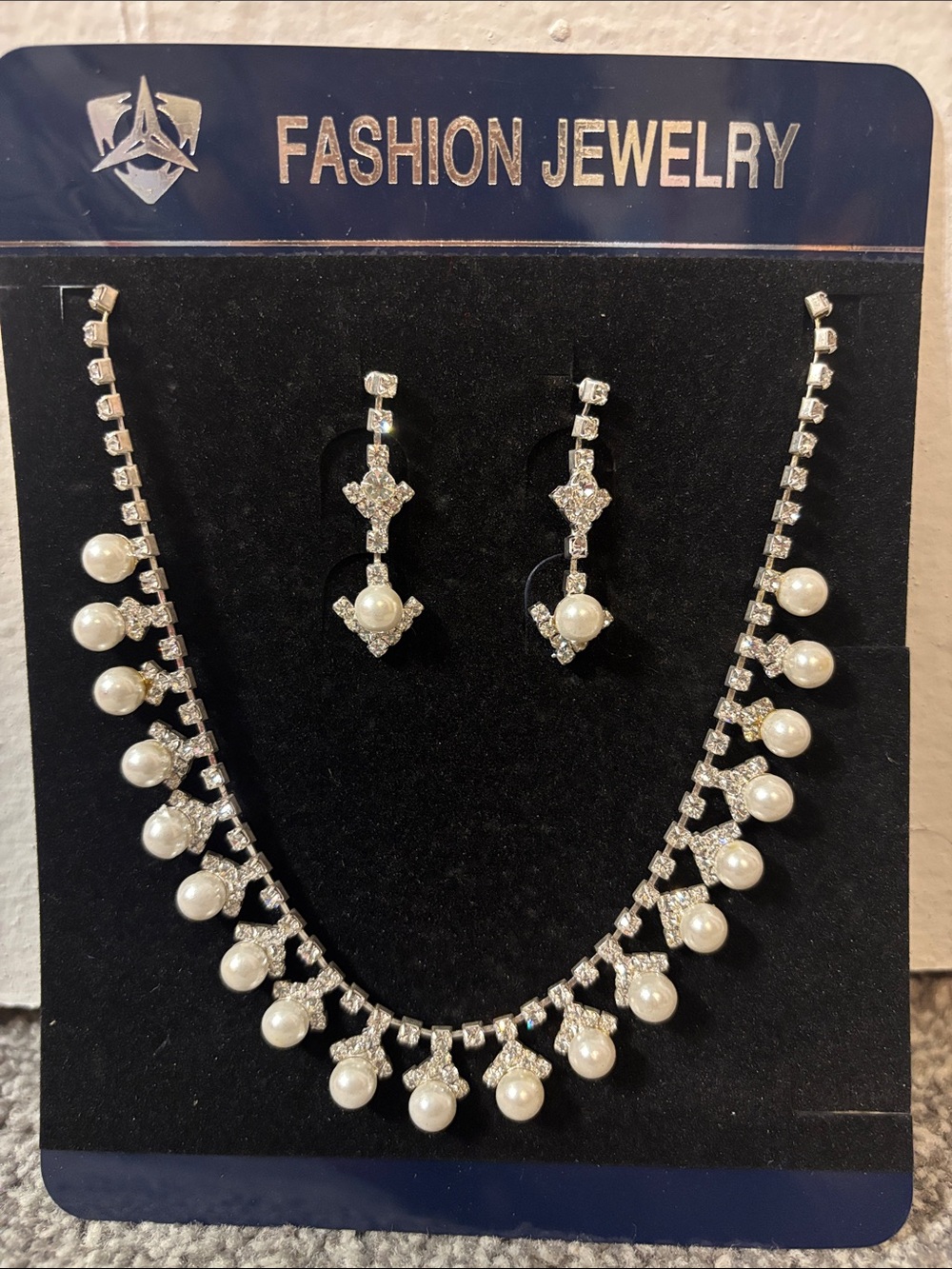Fashion Jewelry White Pearl and Crystal Necklace with Drop Earrings